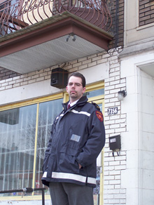 Sébastien Bruyère in front of the house that caught fire.